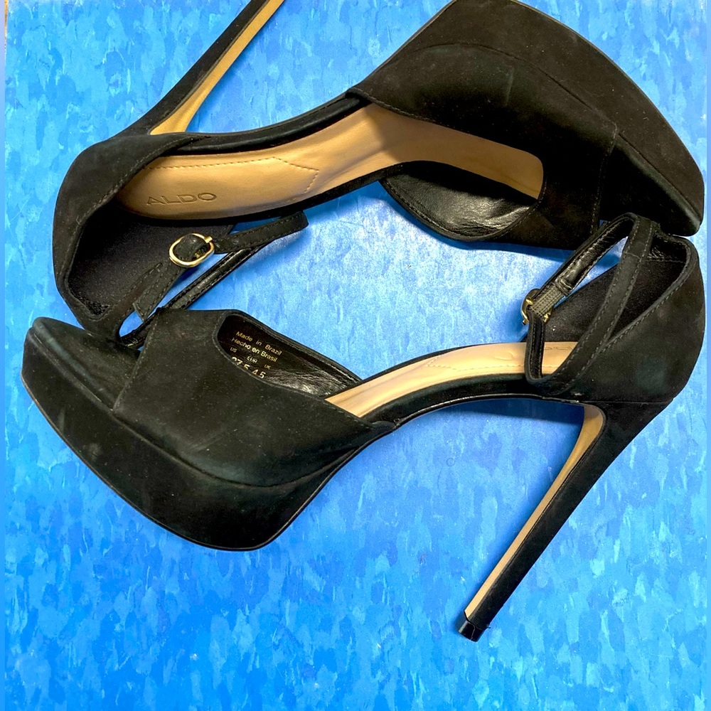 Suede pump